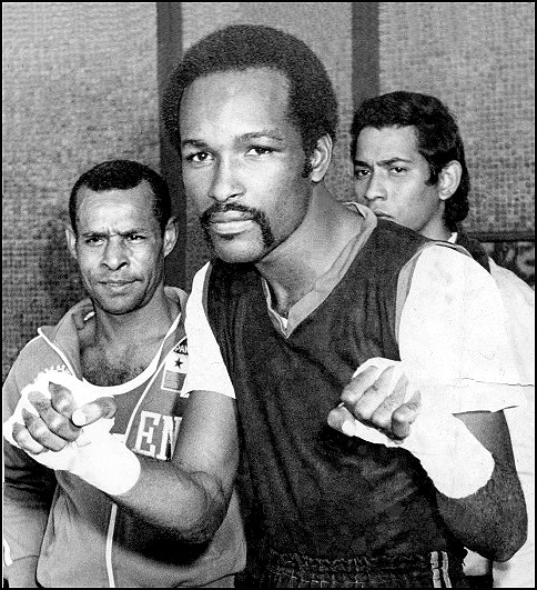On May 7, 1978, Cardona won the WBA World super bantamweight title with a TKO over Soo-Hwan Hong.