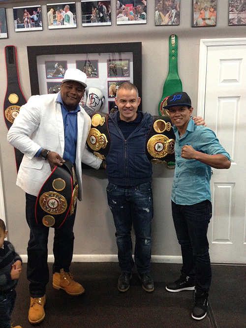Sr. Mendoza recently met with Luis Ortiz and Juan Carlos Payano in Miami. (Photo: Herman Caicedo)